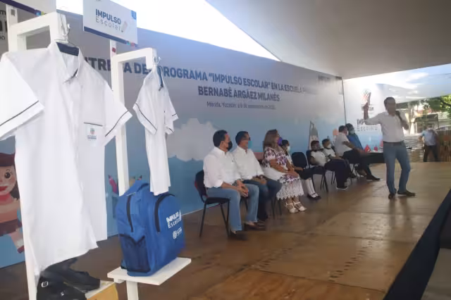 Mauricio Vila entregó a apoyos en la primaria Bernabe Argaez Milanés de Mérida 