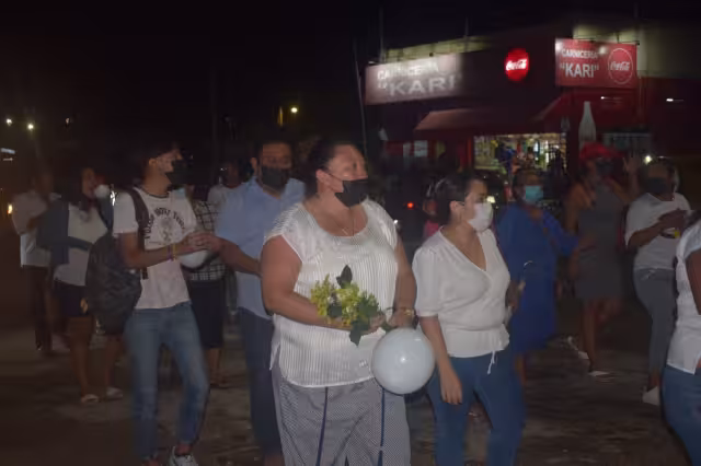 El evento fue organizado por los vecinos de la comisaría, y en su mayoría estuvo integrado por mujeres y madres de familia que portaban playeras blancas y velas