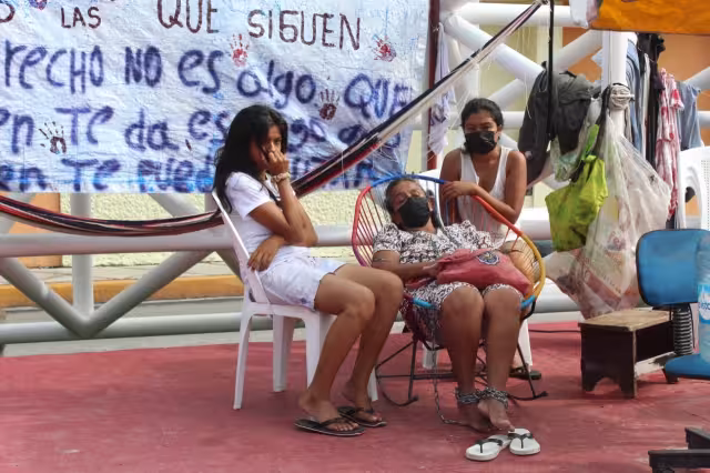 Ella y su familia dormían en el lugar donde realiza la manifestación por despido injustificado cuando fueron atacadas