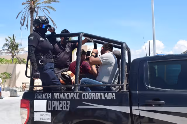 La policía se llevó a los tres sujetos