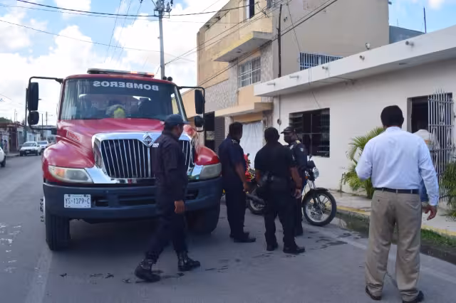 Al lugar llegaron elementos de bomberos para sofocar las llamas