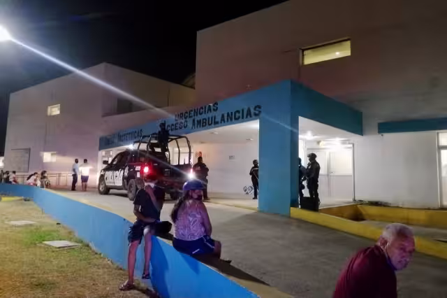 La policía desplegó un operativo de búsqueda del agresor, quien de acuerdo con testigos huyó en una motocicleta