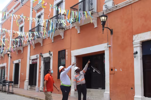 Trabajadores de CFE realizan la revisión de los adornos en Campeche. Foto: Cortesía