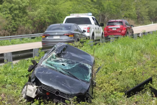 El vehículo terminó volcando tras chocar contra el muro de contención