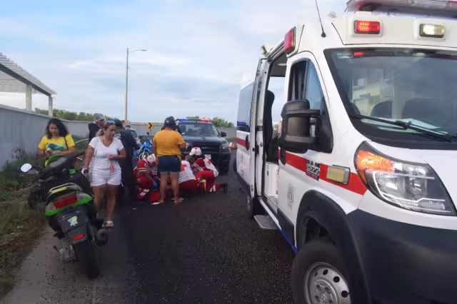 Una motociclista resultó lesionada cuando bajaba el puente de Chelem