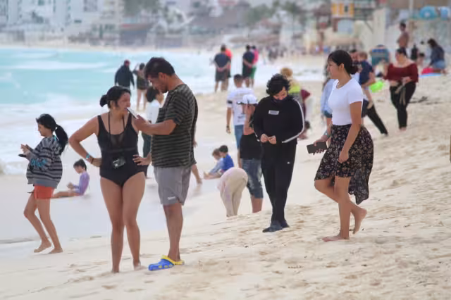 En Playa Delfines los turistas desacataron las medidas preventiva y se introdujeron al mar
