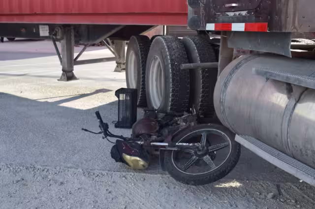 La moto quedó abajo de la llanta del tráiler. Foto: Jesús López