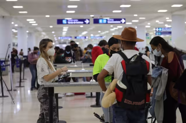 La actriz realizó sus trámites dentro del aeropuerto como cualquier otro usuario