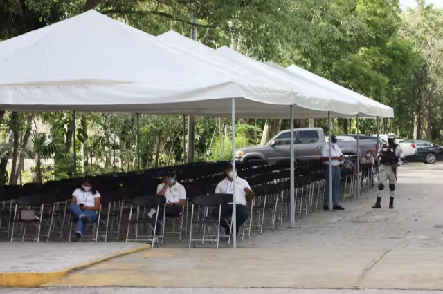 Sólo el personal de salud ocupó por un momento las sillas