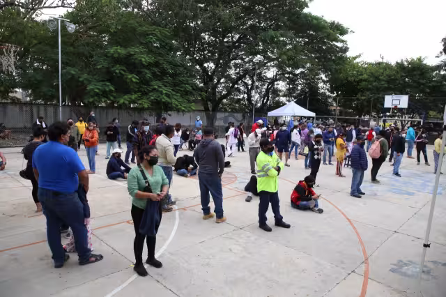 Según algunas personas, compartieron que tuvieron que hacer fila desde las 4:00 horas para alcanzar una de las 100 fichas