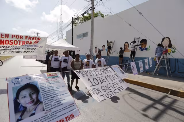 Los manifestantes arribaron al lugar desde las 6:30 de la mañana para realizar la pintura en la entrada de la dependencia