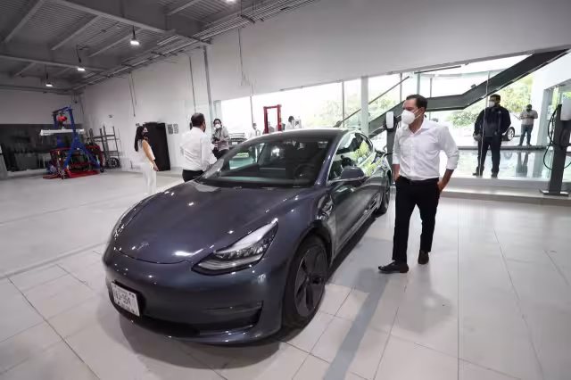 Mauricio Vila dio una conducción de prueba en el lujoso auto modelo "S" de la marca Tesla