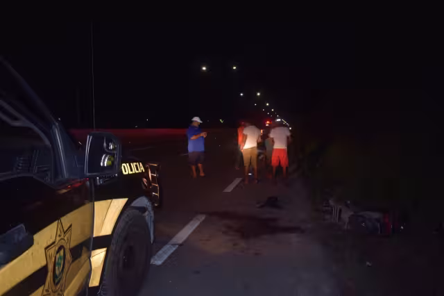 El duro choque envió a los dos a la parte laterar de la carretera. Foto: Jesús López