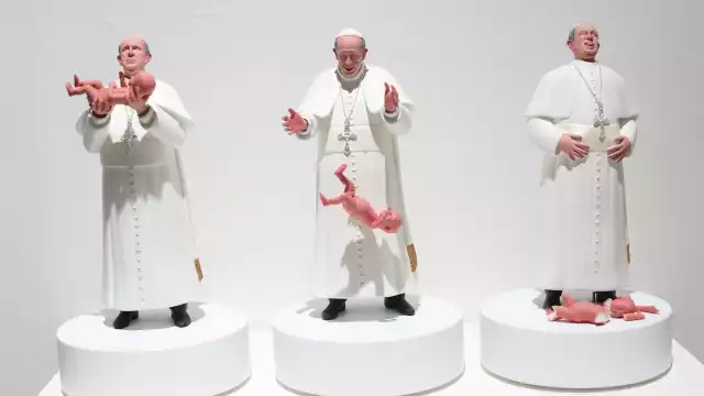 Una escultura del papa Francisco tirando a un bebé causa polémica en México