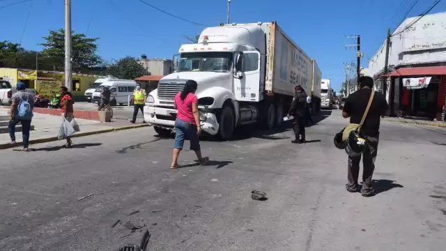 El conductor del tráiler se sintió mal, pues padece diabetes