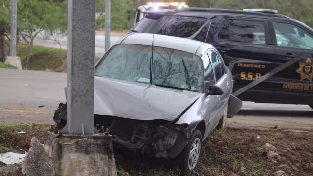 El auto terminó con daños más grandes al huir
