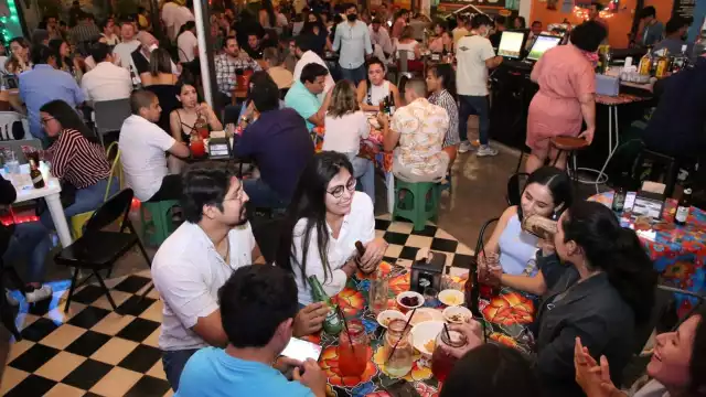 La gente se encuentra en los restaurantes y bares del centro disfrutando de este fin de semana