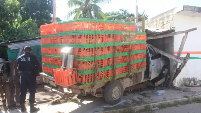 El conductor que transportaba pollos causó graves daños en una casa y una motocicleta estacionada