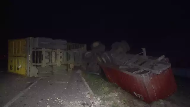 Chofer pierde el control y choca su tráiler en la carretera federal Progreso - Mérida