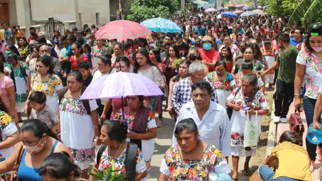 Cientos de peregrinos se enfilaron para acompañar a las sagradas imágenes, pidiendo que la situación de salud mejore en el mundo