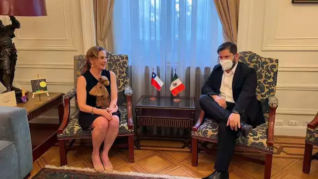 Gabriel Boric participa en develación de mural de Gabriela Mistral donado por México