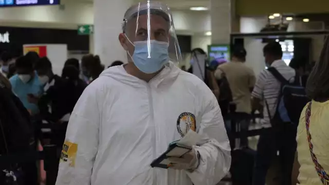 Ernesto quien viene procedente del centro del país, utiliza una protección completa mediante un traje hecho a su medida