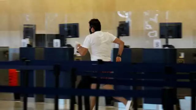 La mujer de entre 35 y 40 años al percatarse de la falta del documento impreso, regresó a toda velocidad al laboratorio