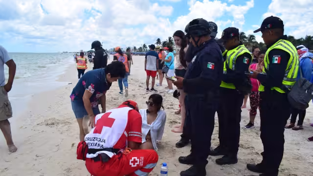 Bañistas han sido afectados por la marea roja en Progreso