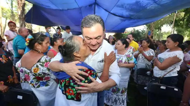 En Dzan, ante más de 500 personas, el titular de la Segey, reiteró que de lunes a viernes cumple sus funciones y los sábados y domingos visita a sus amigos