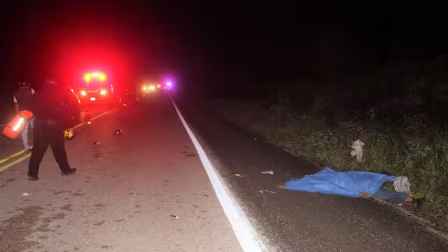 Tras el arribo de las unidades los uniformados encontraron en el sitio a un joven sobre el pavimento con graves lesiones