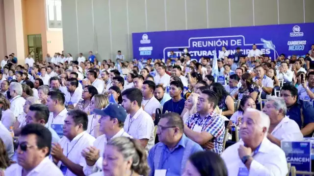 Presidente de la Junta de Gobierno del Congreso, Víctor Lozano, dice que aún no son rival para Morena