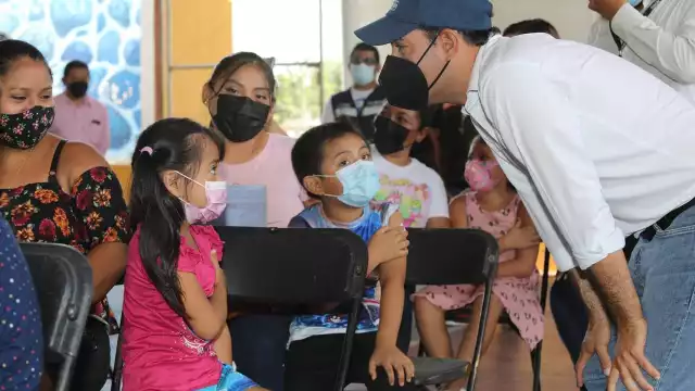 Mauricio Vila platicó con los padres y niños de Valladolid