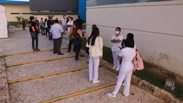 Elementos de las fuerzas armadas han impedido a los médicos y enfermeras tomarse fotos mientras están haciendo fila
