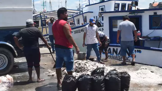 Desde las 8:00 horas trabajadores arribaron al puerto de abrigo para alistar sus suministros