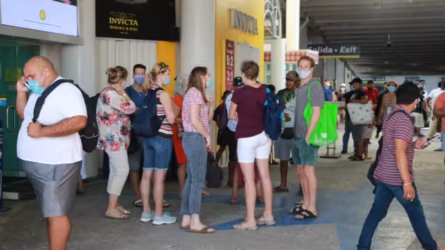 El primer viaje salió a las 6:30 am con alrededor de 100 personas, capacidad máxima del 60 por ciento