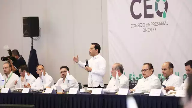 Mauricio Vila Dosal estuvo acompañado por el secretario de Fomento Económico y Trabajo