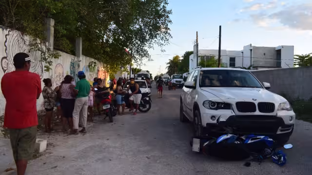 La joven que iba en una moto fue atropellada por una camioneta