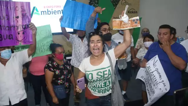 Con la manifestación, las autoridades que presidían el evento salieron del lugar, entre ellos Renán Barrera Concha y el representante de Kekén