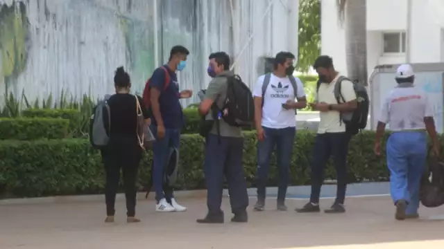 De este abultado número de población, el municipio de Carmen cuenta con 49 mil 237 personas sin nivel medio superior