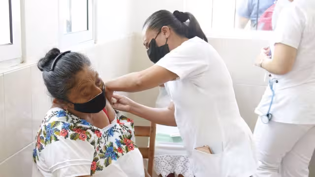 También arrancó la primera jornada de vacunación a maestras, maestros y personal educativo activo de escuelas públicas