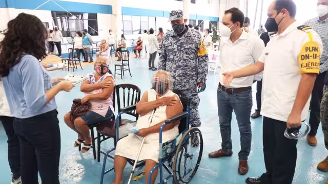 Mauricio Vila supervisa la vacunación en la Base Aérea Militar número 8