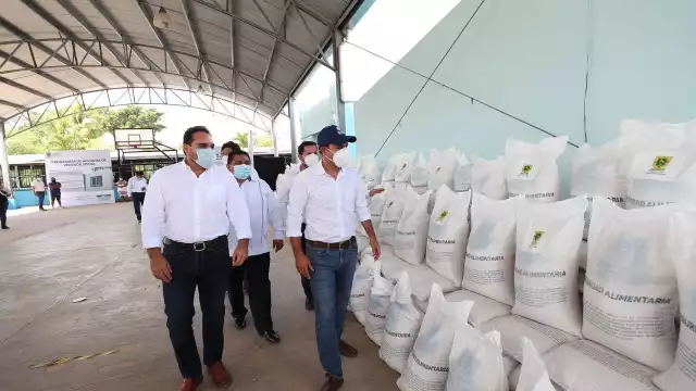 Mauricio Vila Dosal también entregó maíz a productores