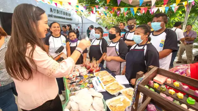 En la explanada del edificio de la Segey, unos 40 expositores presentaron y pusieron a la venta diversos productos y servicios