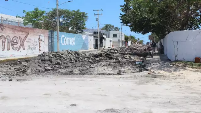 La firma del contrato con la constructora se llevó a cabo con Obras Públicas del Ayuntamiento del Carmen