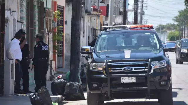 Dos policías fueron amenazados con armas oficiales