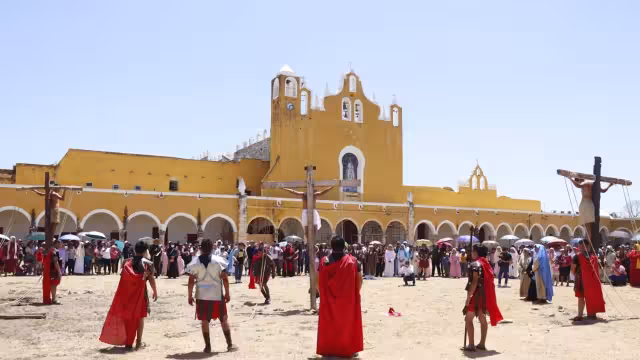 Cientos de personas asistieron al Viacrucis en Izamal