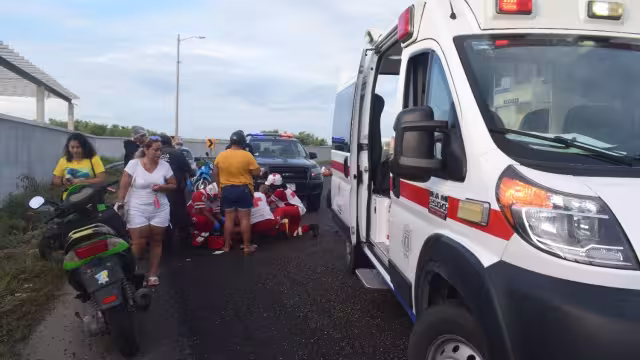 Una motociclista resultó lesionada cuando bajaba el puente de Chelem