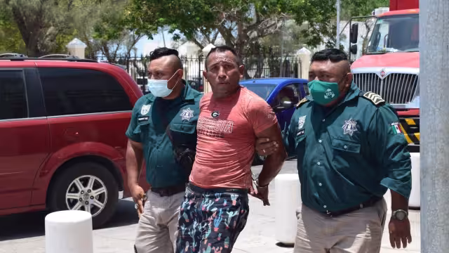 Los guías falsos suelen pedir dólares a cambio de favores a los turistas