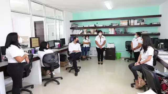 El Gobernador escuchó las sugerencias de mejora por parte de las servidoras de la institución