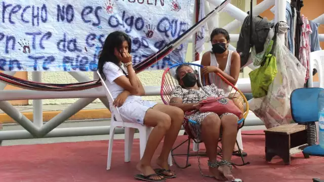 Ella y su familia dormían en el lugar donde realiza la manifestación por despido injustificado cuando fueron atacadas